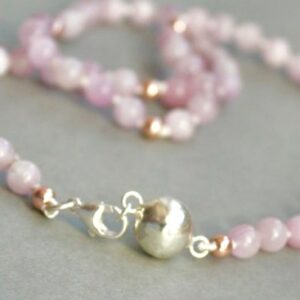 Kunzites AA collier renfilé à noeuds sur fil de soie Olivia Bijouterie Lyon Croix-Rousse Bijouterie réparation